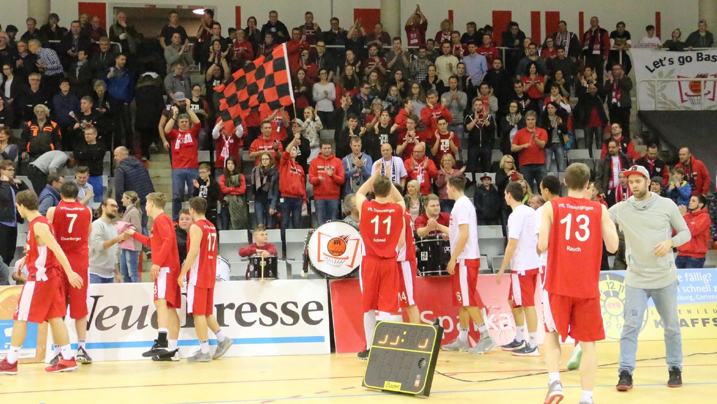 Ein Bild vom Februar 2017: Trotz der Niederlage und dem Ende der Meisterträume feierten die VfL-Fans ihre Mannschaft nach dem denkwürdigen Topspiel in Coburg.  