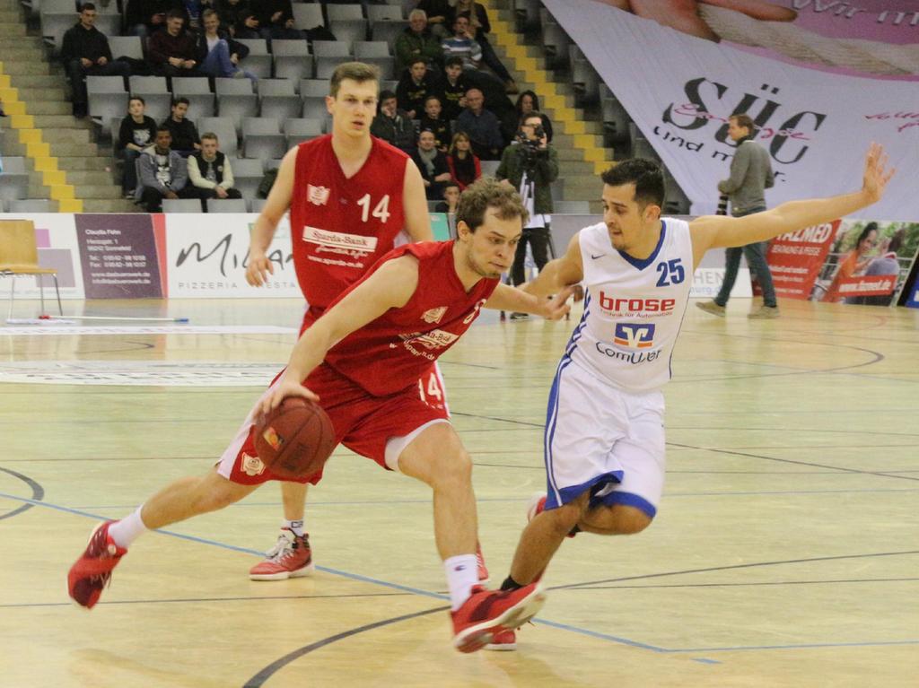 Auch Simon Geiselsöder (am Ball) gehörte im Februar 2017 zu den herausragenden Akteuren des VfL-Treuchtlingen beim "Endspiel" in Coburg.