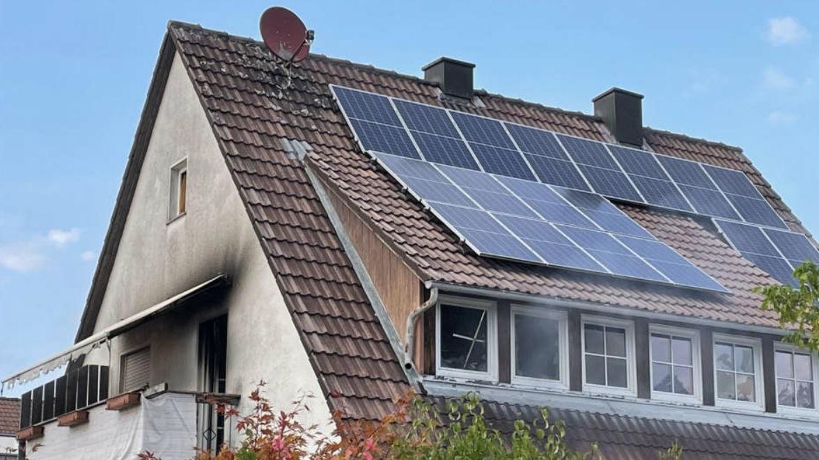 Aus dem Einfamilienhaus drang dichter Qualm.
Aus dem Einfamilienhaus drang dichter Qualm.