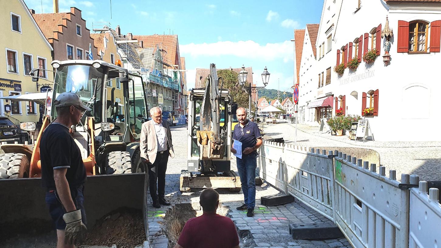 Bürgermeister Ludwig Eisenreich und Bauamtsleiter Thomas Lindner an der Baustelle am Mittleren Tortum. Die Durchfahrt wird für sechs Wochen gesperrt. 