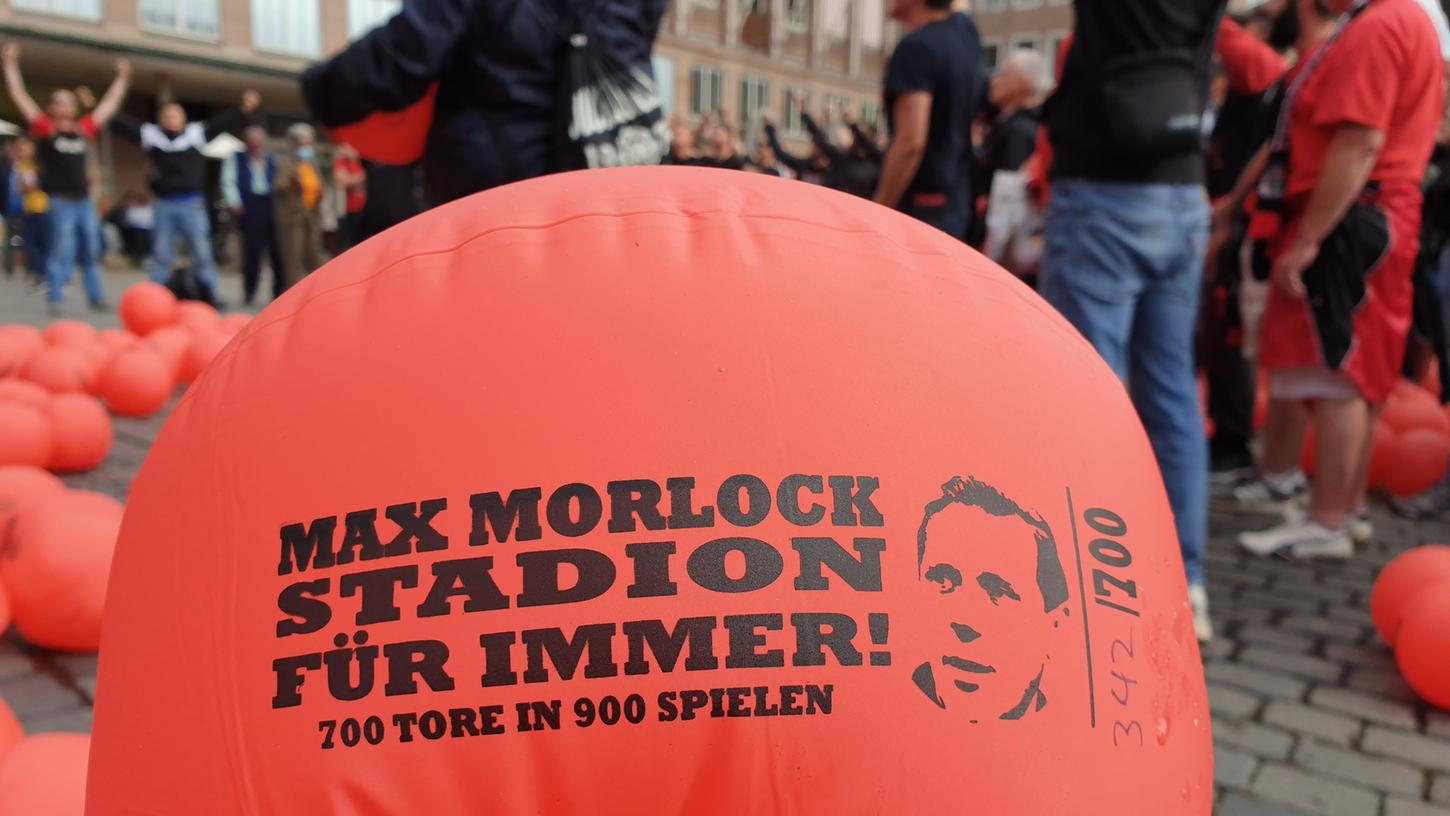 700 aufblasbare Bälle - so viele Tore hatte einst Max Morlock erzielt - verschossen die Fans auf dem Nürnberger Hauptmarkt. 700 aufblasbare Bälle - so viele Tore hatte einst Max Morlock erzielt - verschossen die Fans auf dem Nürnberger Hauptmarkt.