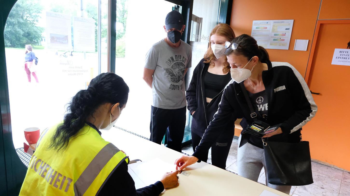 Im Impfzentrum Nord, der ehemaligen Kfz-Zulassungsstelle, lassen Sabine und Michael Scharrer ihre Tochter Lea-Sofia für die Impfung registrieren. Im Impfzentrum Nord, der ehemaligen Kfz-Zulassungsstelle, lassen Sabine und Michael Scharrer ihre Tochter Lea-Sofia für die Impfung registrieren.