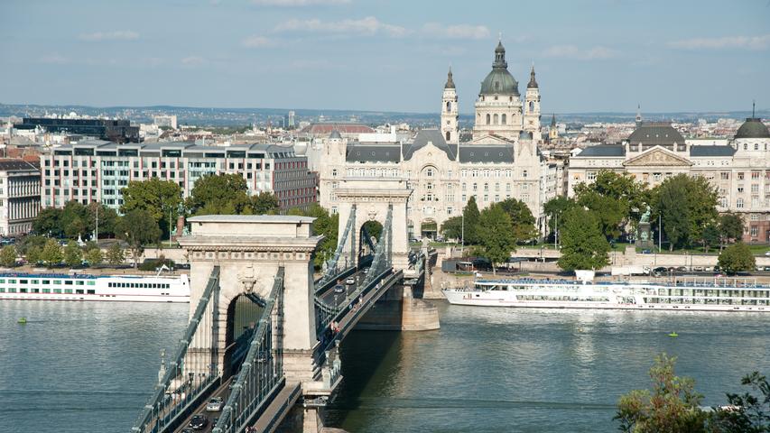 Die Kettenbrücke gehört wohl zu den bekanntesten Wahrzeichen von Budapest. Die ungarische Stadt an der Donau gehört zu den Direktzielen ab Nürnberg - perfekt für einen Wochenend-Trip. Durchgeführt werden Flüge von Ryanair.