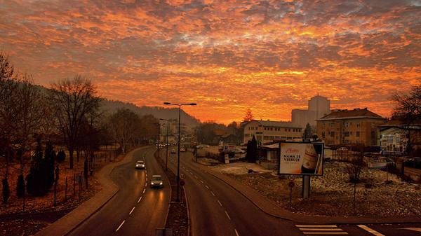 Wizz Air fliegt künftig die Industriestadt Tuzla an. Sie liegt im Nordosten von Bosnien und Herzegowina und ist die drittgrößte des Landes. Zudem bietet Ryanair eine regelmäßige Direktverbindung nach Banja Luka, dem kulturellen und administrativen Zentrum der bosnischen Serben.