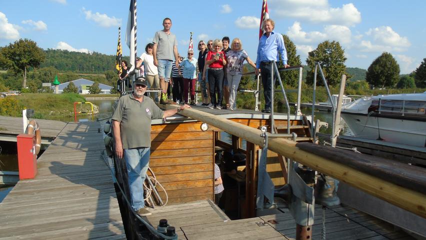 Links steht Kapitän Ulrich Burst und oben auf dem Schiff die Vorsitzenden des Jachtclub Berching, Dominik Scholl und Ralf Vaters.
Links steht Kapitän Ulrich Burst und oben auf dem Schiff die Vorsitzenden des Jachtclub Berching, Dominik Scholl und Ralf Vaters.