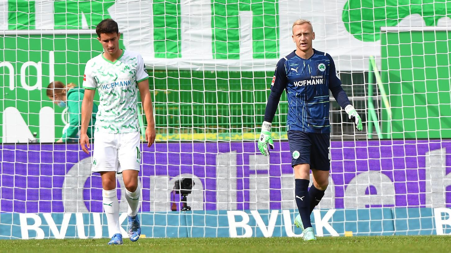 Hängende Köpfe: Auch gegen Wolfsburg nehmen Sascha Burchert, Marco Meyerhöfer und Fürth nichts Zählbares mit.