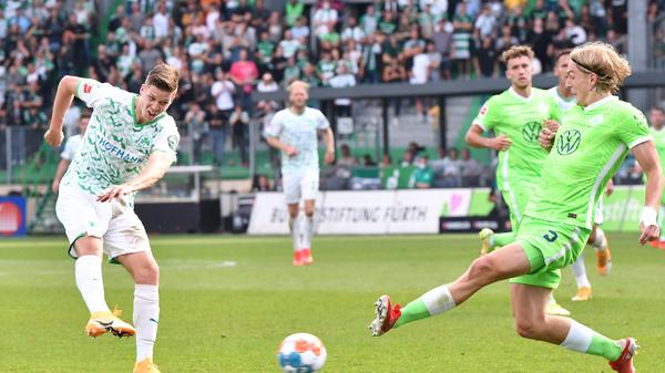 Nach Wiederanpfiff drückt das Kleeblatt und versucht, zurück ins Spiel zu kommen. In der 59. Minute bringt Cedric Itten den ersten Schuss der Spielvereinigung aufs Tor – die Kugel wird jedoch von Sebastiaan Bornauw abgefälscht und ist somit leichte Beute für Koen Casteels.