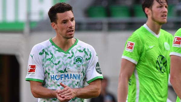 Lang sah es so aus, als würde es gegen den Champions-League-Teilnehmer aus der Autostadt zwar eine Niederlage geben, aber eben nur mit einem Tor Differenz. Am Ende leuchtet aber ein 0:2 von der Anzeigetafel. Wolfsburg war überlegen, Fürth hat gekämpft. Aus Kleeblatt-Sicht misslingt also auch der vierte Versuch, einen Bundesligasieg einzufahren.
