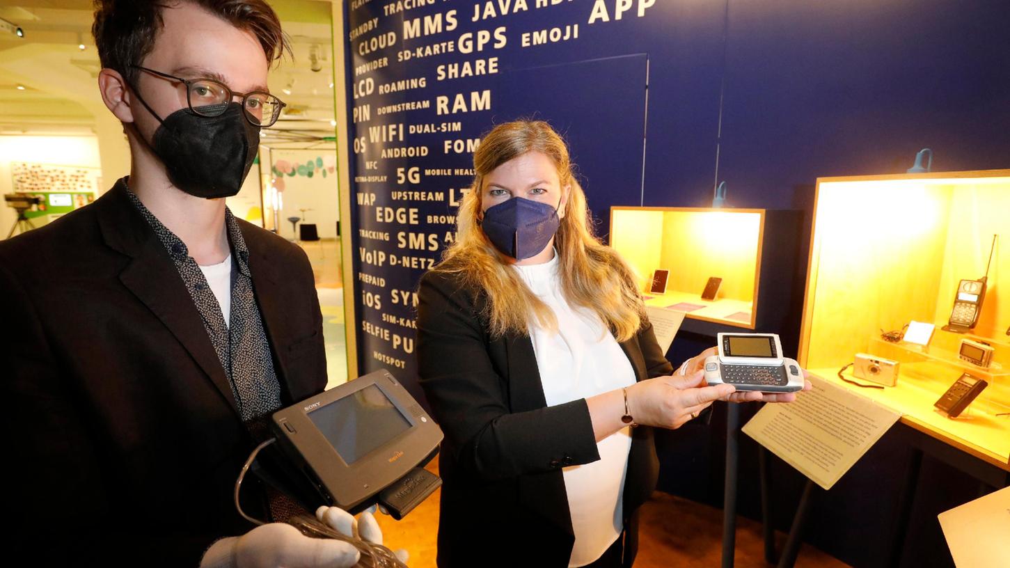 Auch die "Smarte Welten" haben schon Platz im Museum gefunden: Christian Bihn und Direktorin Annabelle Hornung präsentieren einen Pager von T-Mobile und einen Magic Link von Sony.