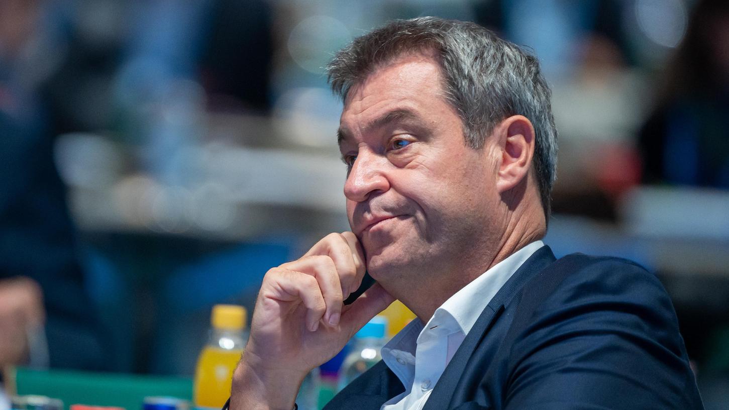 Die CSU befindet sich weiterhin im Umfragetief, bei nunmehr 28 prognostizierten Prozent.
Die CSU befindet sich weiterhin im Umfragetief, bei nunmehr 28 prognostizierten Prozent.