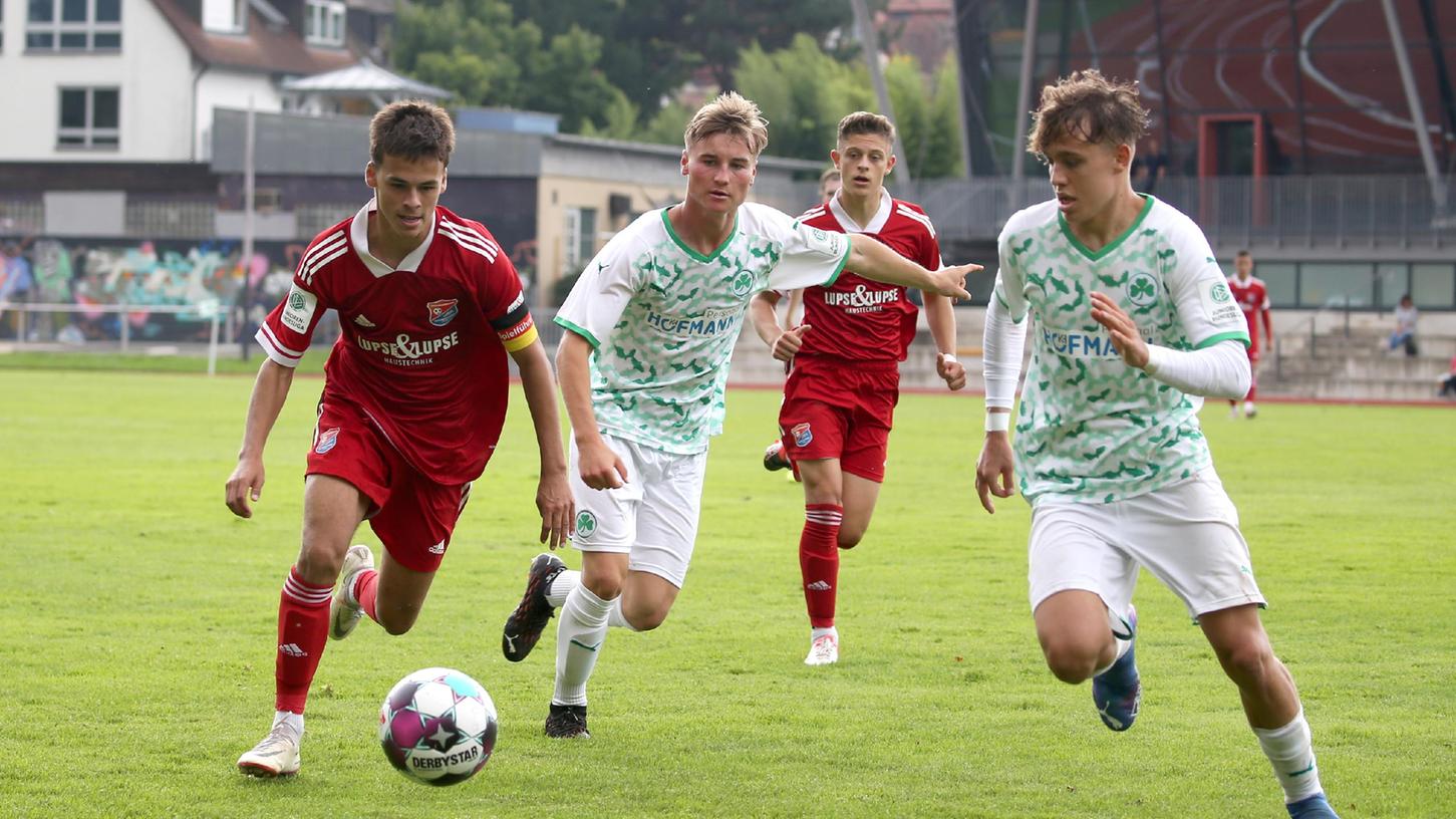 „Nicht unser Anspruch“: Die Fürther U19 um Lukas Näpflein (Mitte) und Marlon Fries spielt nur 1:1 gegen Unterhaching.  