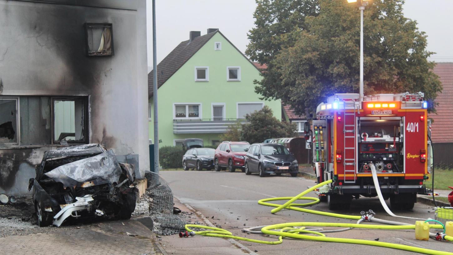 Bei dem Verkehrsunfall überfuhr der Fahrer eine Verkehrsinsel und prallte gegen eine Hauswand.
Bei dem Verkehrsunfall überfuhr der Fahrer eine Verkehrsinsel und prallte gegen eine Hauswand.