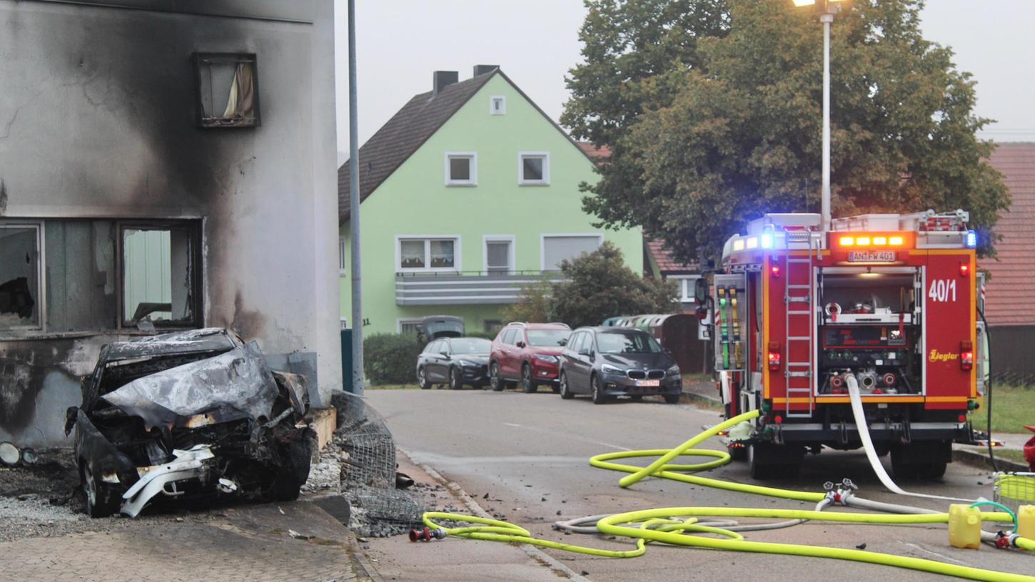 Bei dem Verkehrsunfall überfuhr der Fahrer eine Verkehrsinsel und prallte gegen eine Hauswand. 