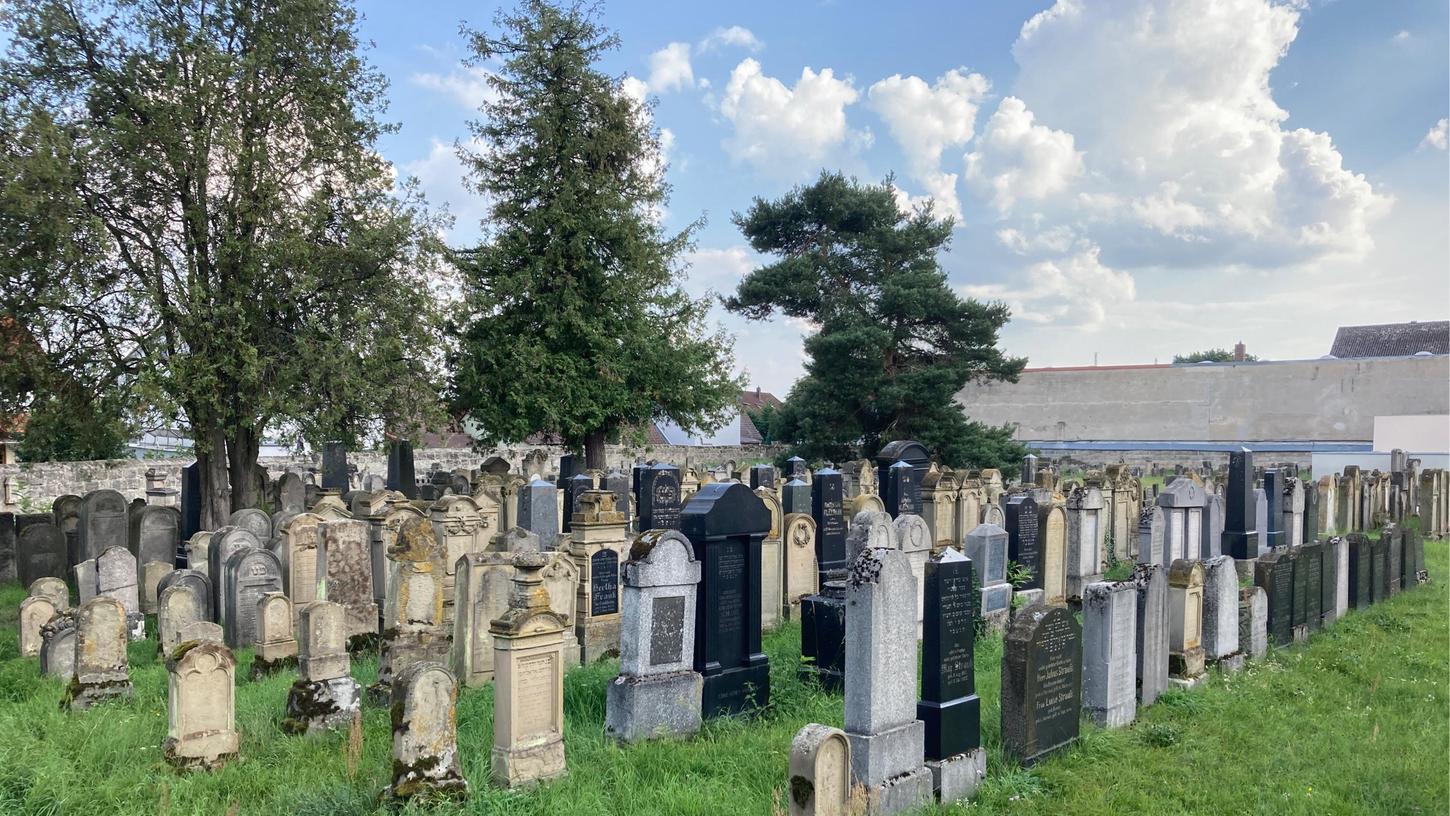Eine neue Broschüre über den jüdischen Friedhof in Baiersdorf widmet sich unter anderem dessen Lage innerhalb der Stadtmauern oder der außergewöhnlichen Ausrichtung der Gräber.
Eine neue Broschüre über den jüdischen Friedhof in Baiersdorf widmet sich unter anderem dessen Lage innerhalb der Stadtmauern oder der außergewöhnlichen Ausrichtung der Gräber.