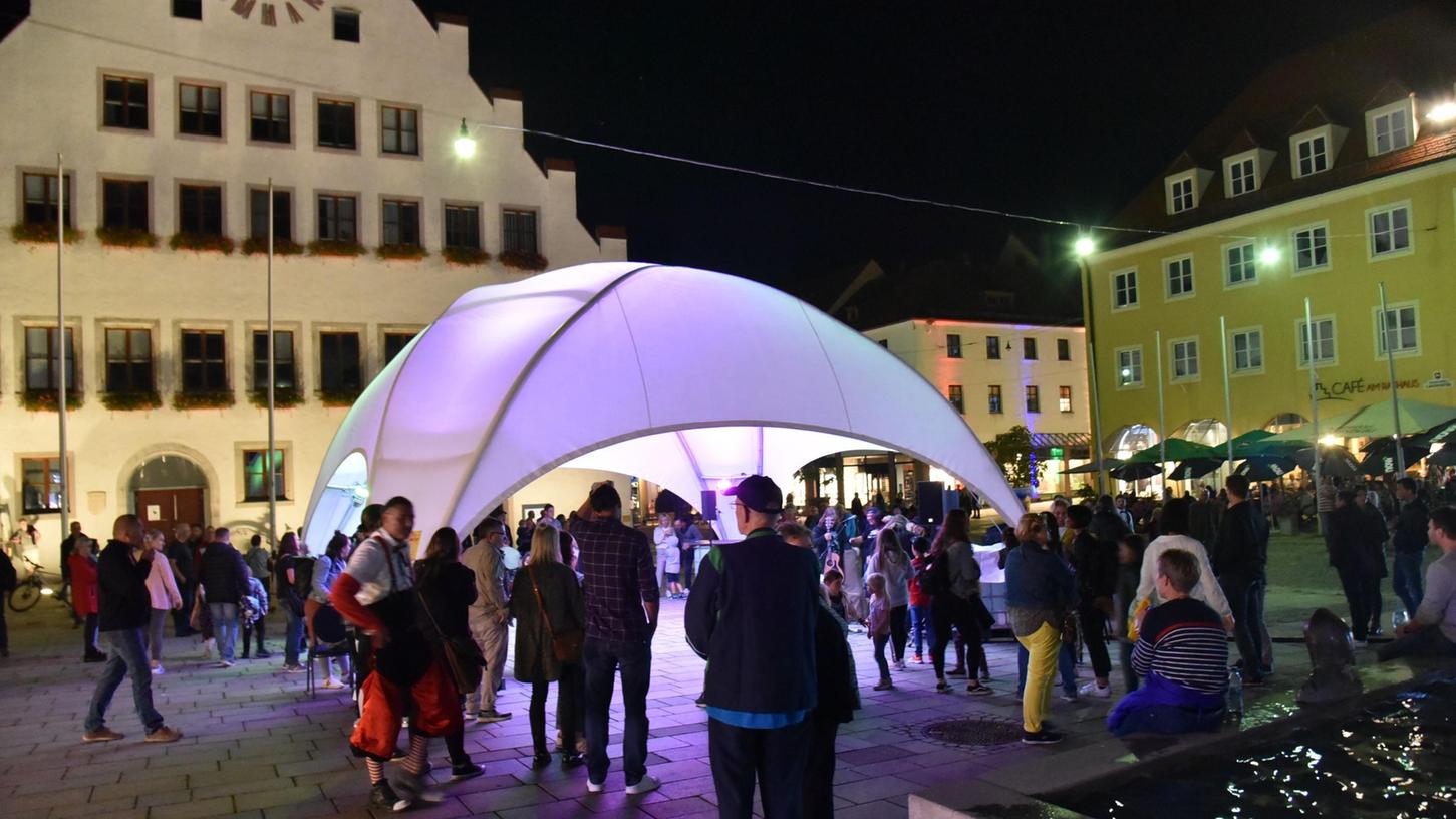 Eine prächtige Illumination sorgte beim Finale von "Sommer in Neumarkt für die richtige Atmosphäre. Die Neumarkter und ihre Gäste genossen das Angebot an Musik, Straßenkunst und tollen Einkaufsangeboten in vollen Zügen.