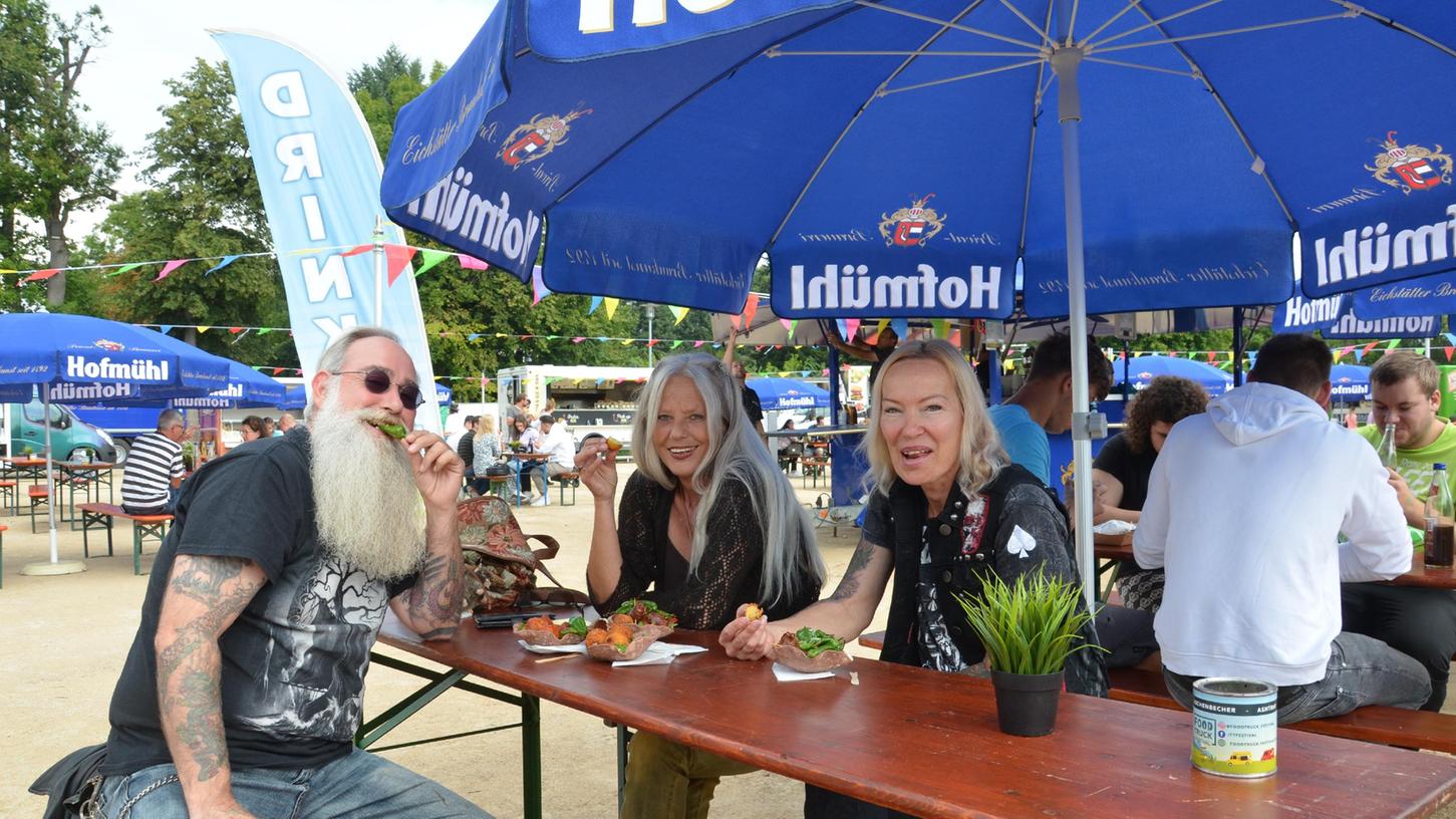 Ein Gruppe „Leckermäuler“ aus Fürth kam eigens nach Roth, um es sich auf dem Festplatz richtig schmecken zu lassen. Die „Foodtrucks“ hatten wieder ein Riesenangebot parat.  