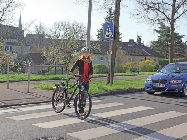 Am Zebrastreifen müssen Autofahrer nur dann für Radler anhalten, wenn diese schieben. Am Zebrastreifen müssen Autofahrer nur dann für Radler anhalten, wenn diese schieben.