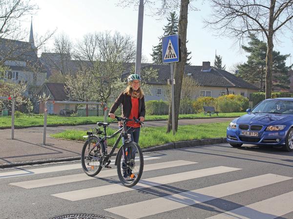 Am Zebrastreifen müssen Autofahrer nur dann für Radler anhalten, wenn diese schieben.