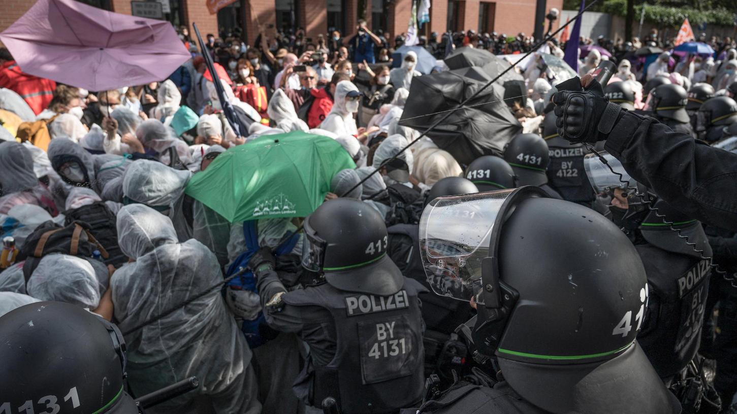 Die Polizei ging teilweise mit Pfefferspray gegen die Demonstranten vor.
Die Polizei ging teilweise mit Pfefferspray gegen die Demonstranten vor.