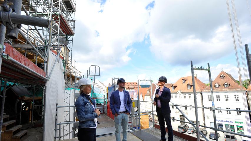 Über den Dächern der Altstadt: Claudia Stumpf (links) mit OB Uwe Kirschstein (rechts) und Architekt Peter Krackler.