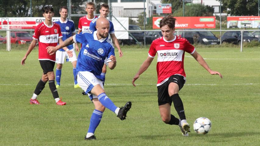 Zeigte nicht nur wegen seines  herrlichen Treffers zum 1:0 eine starke Leistung: Weißenburgs Linksverteidiger Philipp Schwarz (rechts im Bild).   