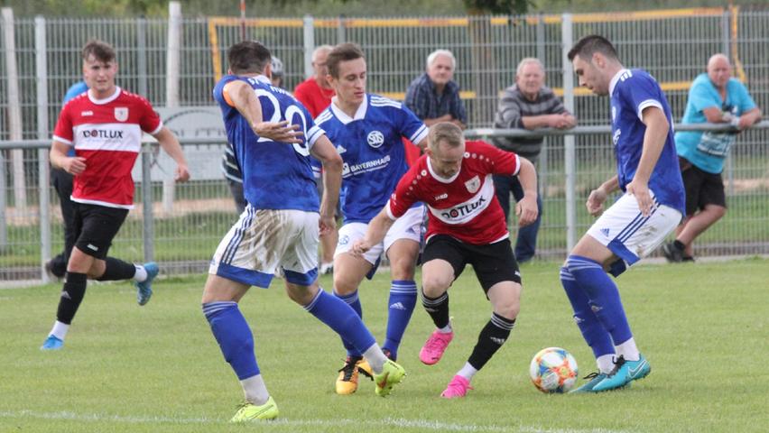 Beim Landesliga-Kellerduell zwischen dem TSV 1860 Weißenburg (in Rot) und dem SV Schwaig schenkten sich beide Mannschaften nichts. Das bessere Ende in Form eines 2:0-Sieges hatte nach einem intensiven Kampf der Gastgeber Weißenburg.
