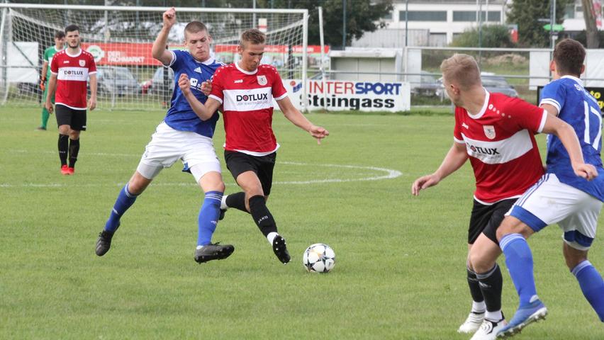 Beim Landesliga-Kellerduell zwischen dem TSV 1860 Weißenburg (in Rot) und dem SV Schwaig schenkten sich beide Mannschaften nichts. Das bessere Ende in Form eines 2:0-Sieges hatte nach einem intensiven Kampf der Gastgeber Weißenburg.