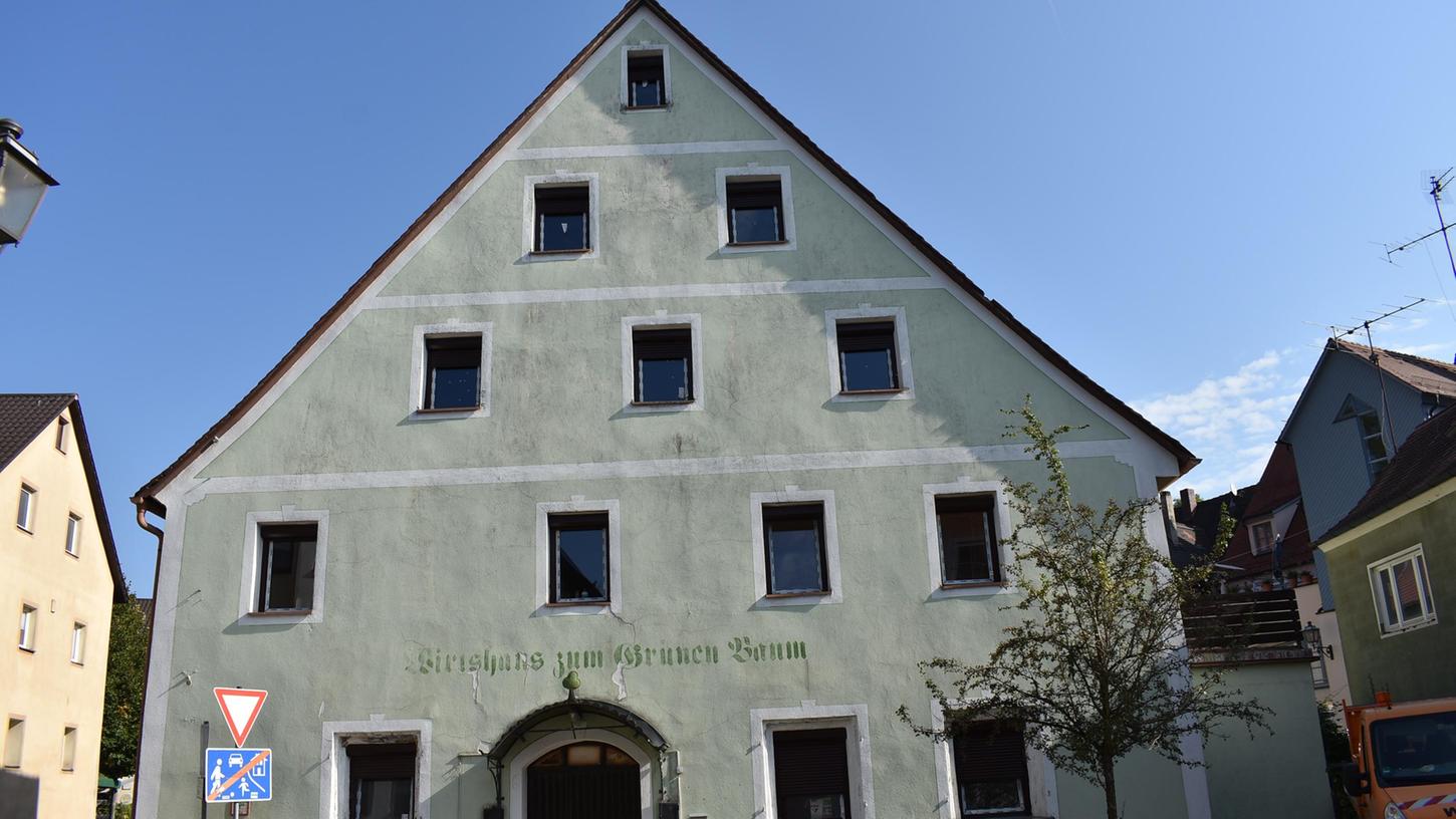 Das Gasthaus zum Grünen Baum in Gräfenberg: Endlich geht etwas voran, mit dem Denkmal. Aber der neue Besitzer kann nicht einfach so drauflos sanieren, sondern muss sich an Vorschriften halten – zumindest weitestgehend. 