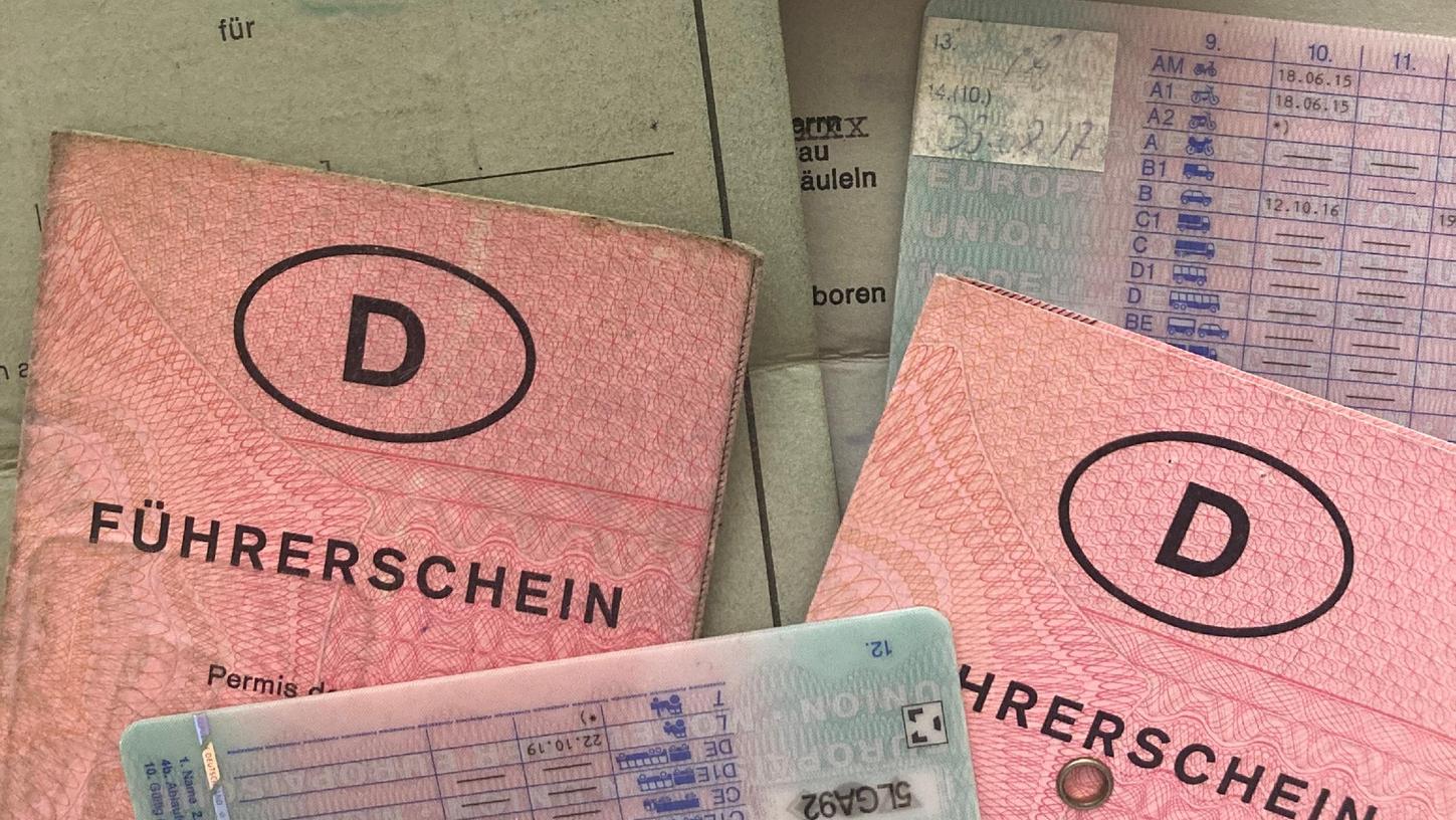 Die alten, grauen und rosafarbenen Papierführerscheine haben bald ausgedient. Es gibt strenge Übergangsfristen für den Umtausch. Aktuell sind die Jahrgänge 1953 bis 1958 an der Reihe.
Die alten, grauen und rosafarbenen Papierführerscheine haben bald ausgedient. Es gibt strenge Übergangsfristen für den Umtausch. Aktuell sind die Jahrgänge 1953 bis 1958 an der Reihe.