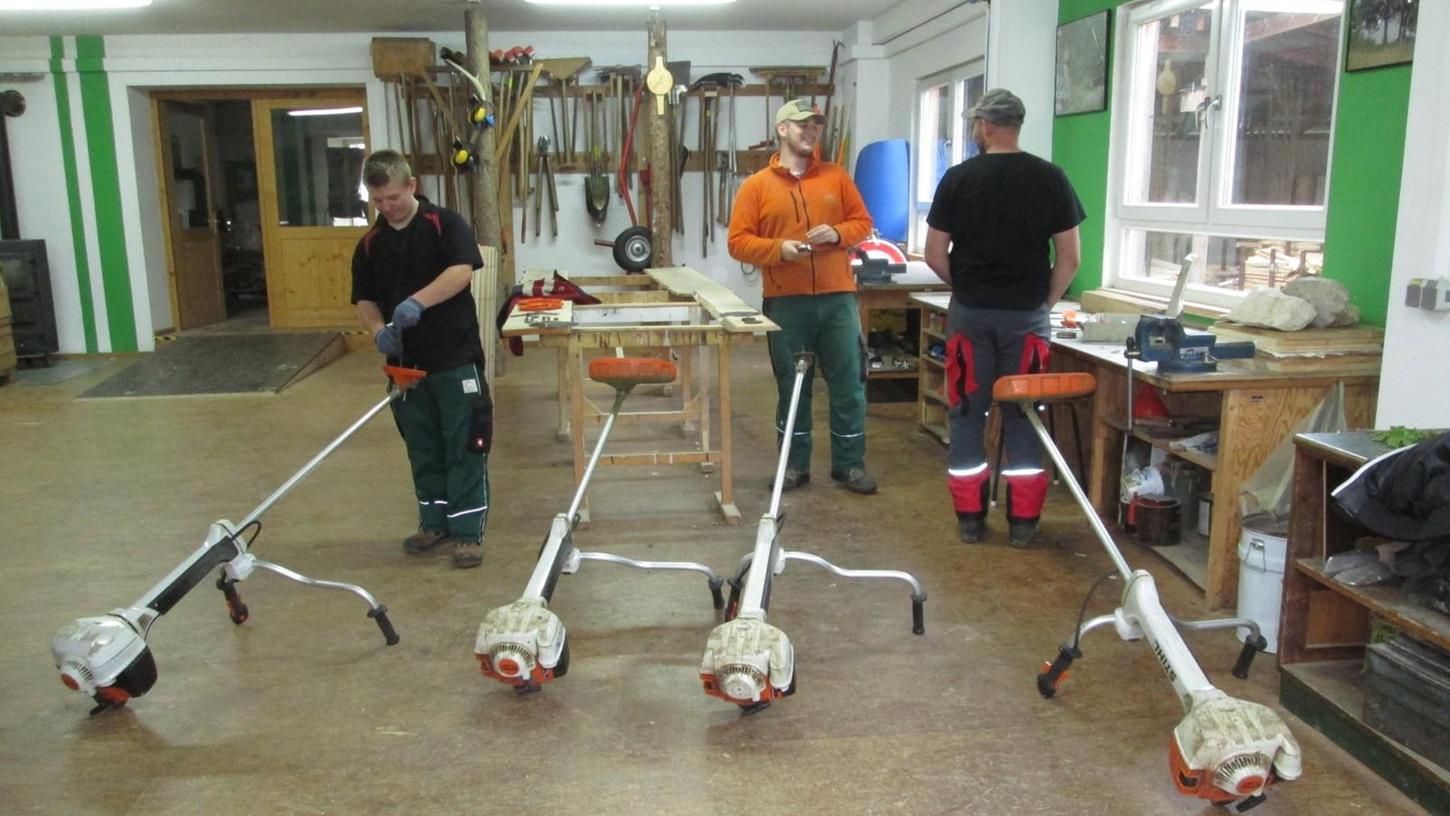 m Bereich Forst/Landschaftspflege gibt es meist Arbeit im Freien, doch auch die Geräte wie hier die Motorsensen wollen geputzt und gewartet werden. Auch das ist Teil der Ausbildung, die junge Frauen und Männer in der Jugendwerkstatt durchlaufen können.
m Bereich Forst/Landschaftspflege gibt es meist Arbeit im Freien, doch auch die Geräte wie hier die Motorsensen wollen geputzt und gewartet werden. Auch das ist Teil der Ausbildung, die junge Frauen und Männer in der Jugendwerkstatt durchlaufen können.