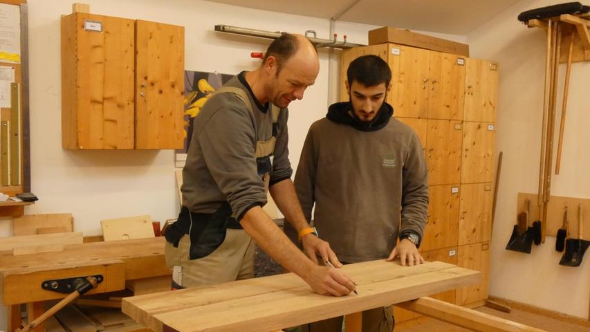 Möbelbau unter Marktbedingungen: Mit Aufträgen von öffentlichen wie privaten Kunden wird auch in der Schreinerei Geld erwirtschaftet, das zur Finanzierung der Jugendwerkstatt erforderlich ist.