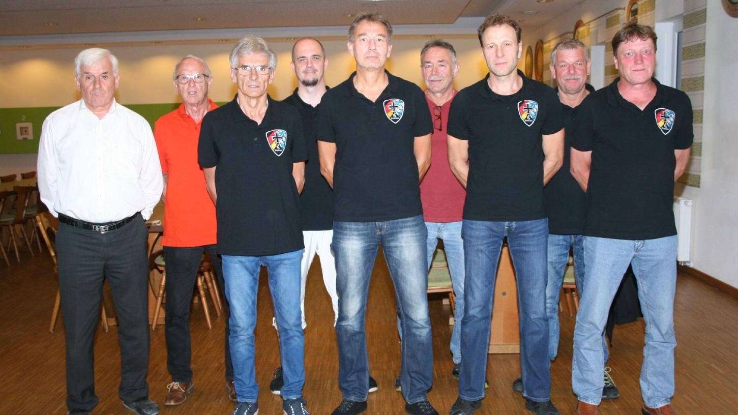 1. Vorsitzender Klaus Körner, Bruno Gill und Michael Reichert übergaben den Staffelstab an den neu gewählte Vorstand Thomas Pröpster, Franz und Uwe Feierler sowie Andreas Wurm, Jürgen Horcicka und Werner Bärnreuther.
1. Vorsitzender Klaus Körner, Bruno Gill und Michael Reichert übergaben den Staffelstab an den neu gewählte Vorstand Thomas Pröpster, Franz und Uwe Feierler sowie Andreas Wurm, Jürgen Horcicka und Werner Bärnreuther.