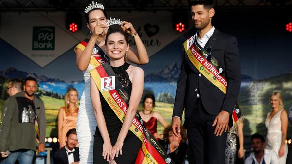Agnes Pelzl (links vorne) strahlte bei ihrer Krönung über das ganze Gesicht. Neben ihr der männliche Sieger Osman Umur.