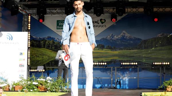 Osman Umur bei seiner Darbietung des Strandoutfits.