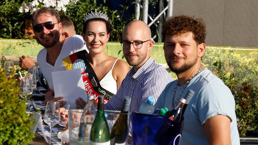 Die letztjährige Miss Nürnberg 2020 lächelte zusammen mit den anderen Jurymitgliedern.