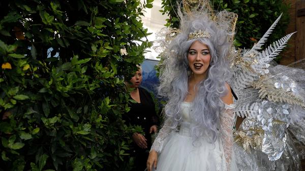 Auch sehr ausgefallene Outfits wurden präsentiert, wie hier für die Abendgarderobe.