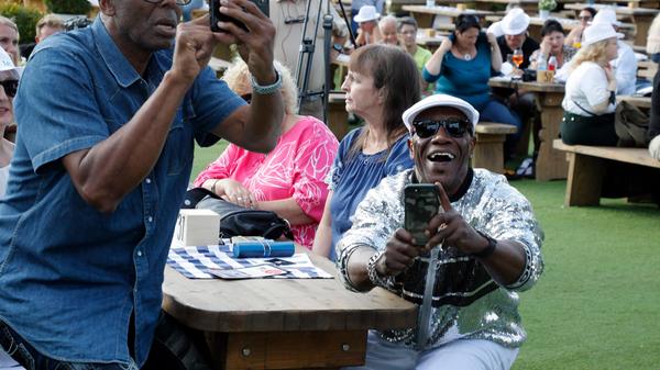 Das Publikum war an diesem Sonntag hellauf begeistert und fotografiert die Kanditaten und Kandidatinnen auf der Bühne.