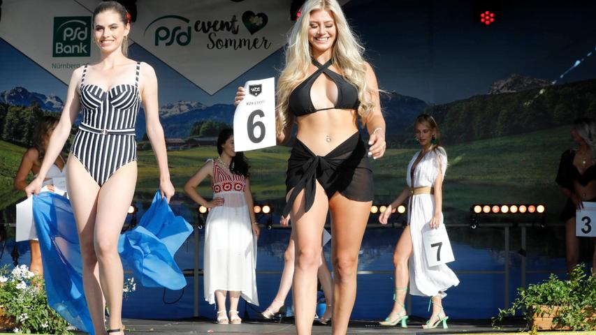 Jede Finalistin zeigt ein individuelles Strandoutfit.