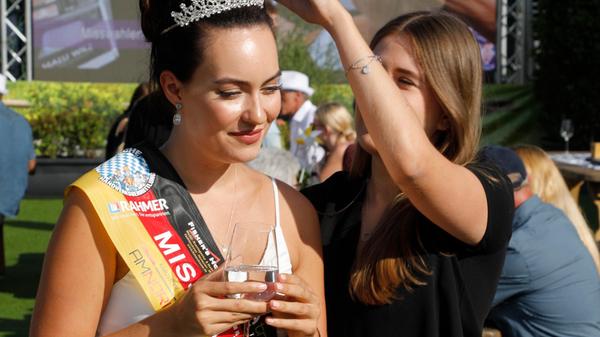 Auch die Miss Nürnberg vom letzten Jahr wurde königlich umsorgt - hier richtet ihr eine Stylistin die Krone.