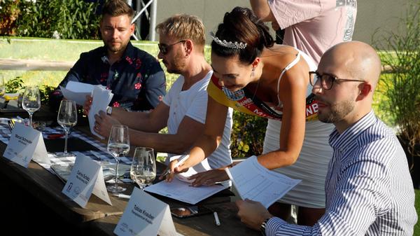 Die Vorgängerin von Agnes Pelzl, Miss Nürnberg 2020, am Tisch der Jury.