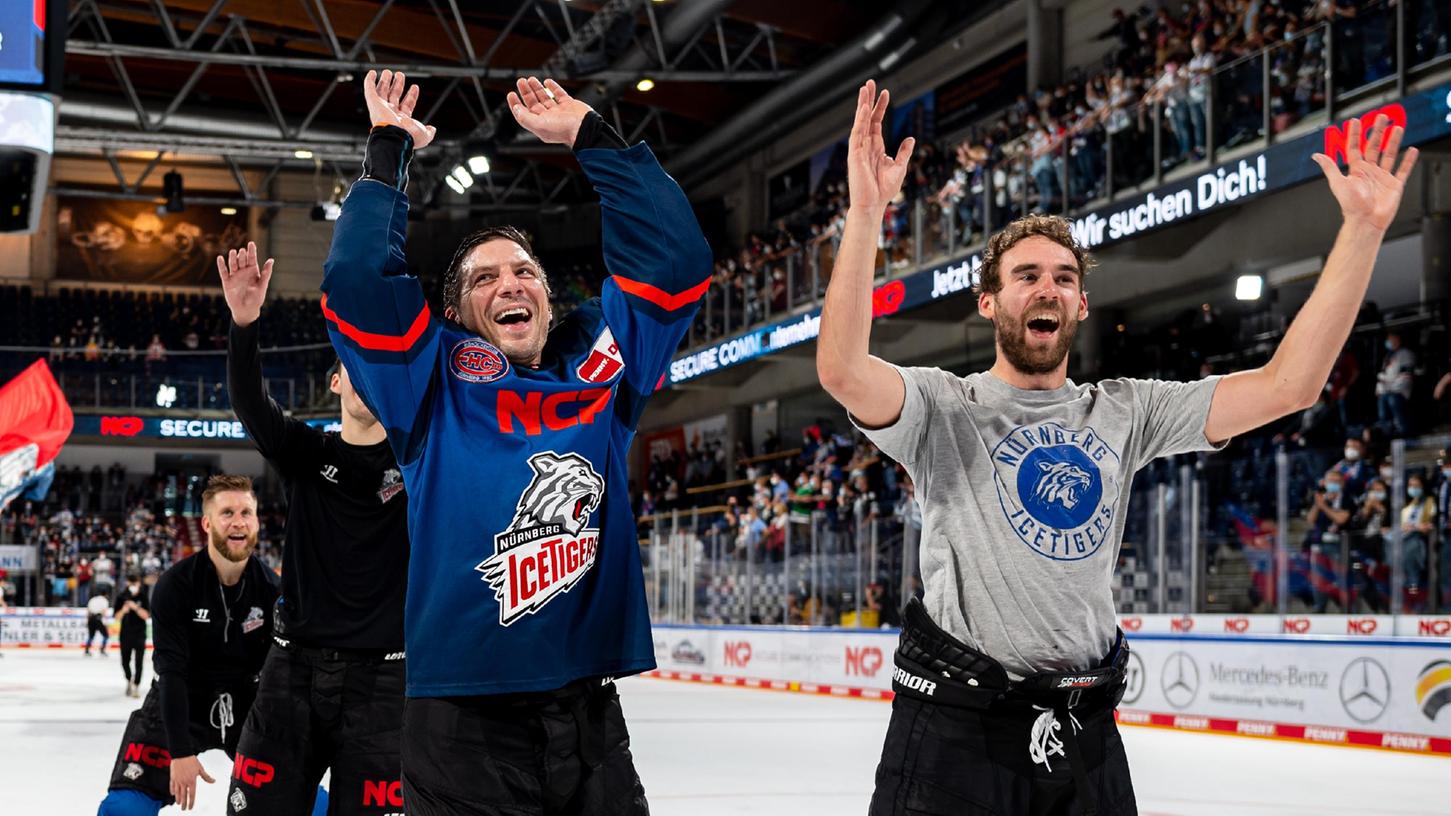 Wenn die Ice Tigers endlich wieder ihre Fans feiern: Tim Bender (rechts) und Patrick Reimer haben diese Momente offensichtlich vermisst. Wenn die Ice Tigers endlich wieder ihre Fans feiern: Tim Bender (rechts) und Patrick Reimer haben diese Momente offensichtlich vermisst.