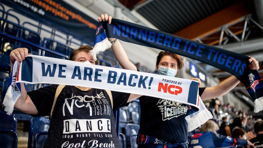 Sie sind zurück: Die "we are back"-Schals hatte Hauptsponsor NCP für die Fans auslegen lassen. 