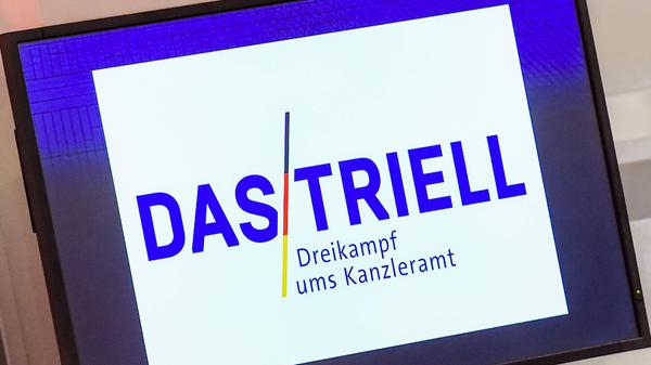 12.09.2021, xlakx, Politik Bundestagswahl, Triell - Dreikampf ums Kanzleramt emspor, v.l.Banner,Schild Das Triell - Dre