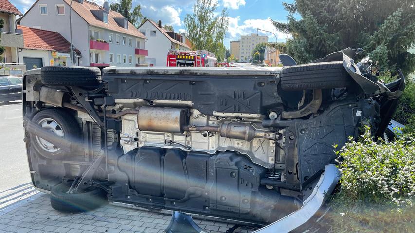 Ein VW-Bus stürzte bei dem Unfall um.
Ein VW-Bus stürzte bei dem Unfall um.