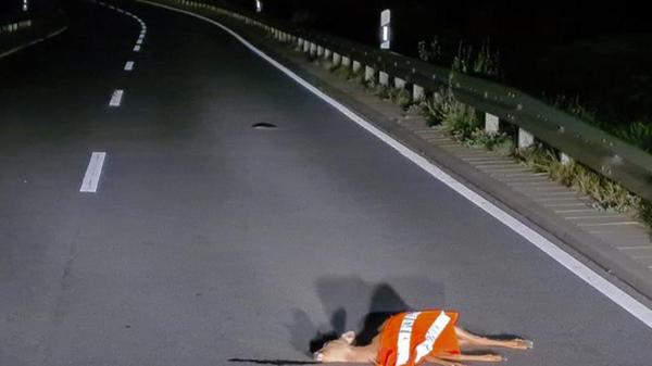 Wildunfälle gibt es leider immer wieder. Aber ein totes Reh mit Warnweste auf der Straße? Das haben selbst erfahrene Polizeibeamte noch nicht gesehen, hieß es in der Mitteilung der Polizei. Anfang September fanden Beamte das leblose Tier in einer orangenen Warnweste auf der Straße. Wer das tote Tier letztendlich "abgesichert" habe, konnte zunächst nicht geklärt werden.