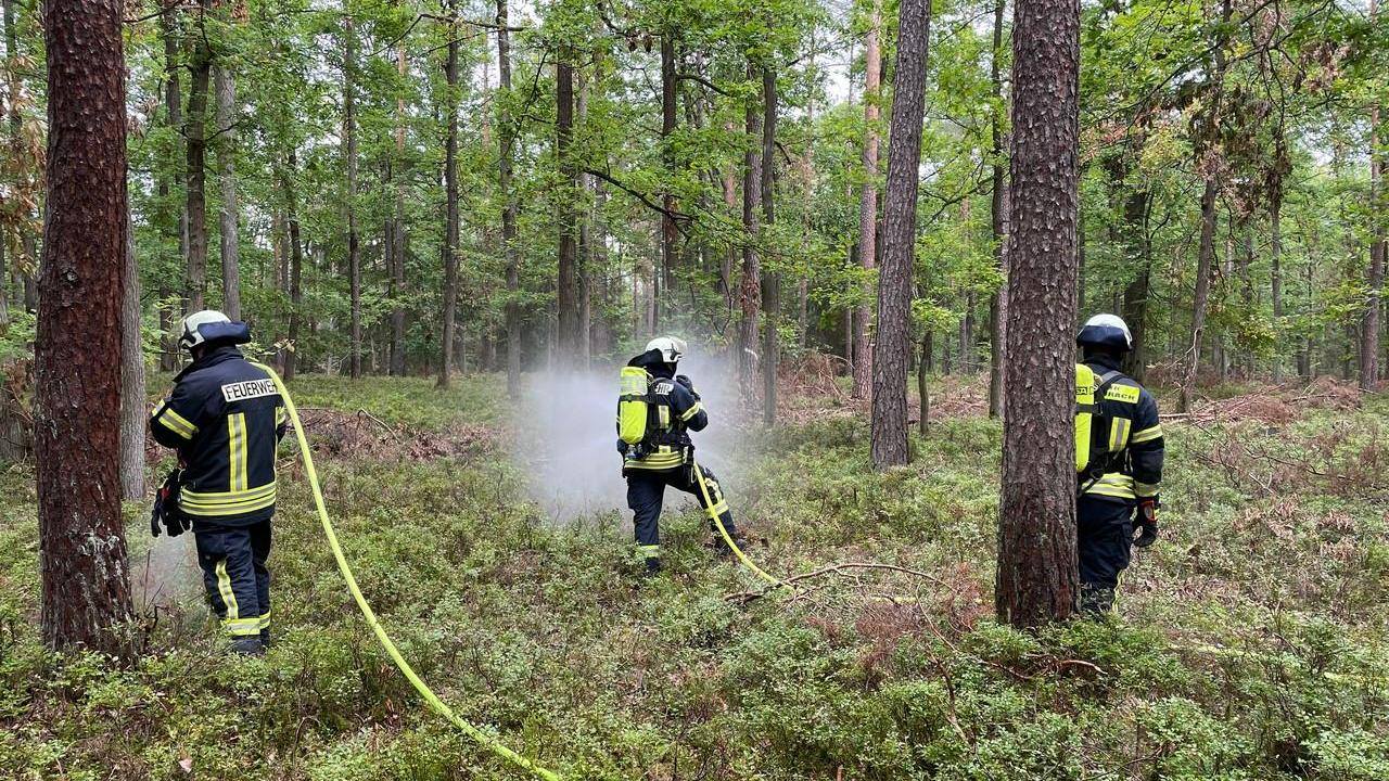 Mitten in einem Waldstück bei Herzogenaurach probten rund 70 Feuerwehrmänner und -frauen am Samstagvormittag für den Notfall.