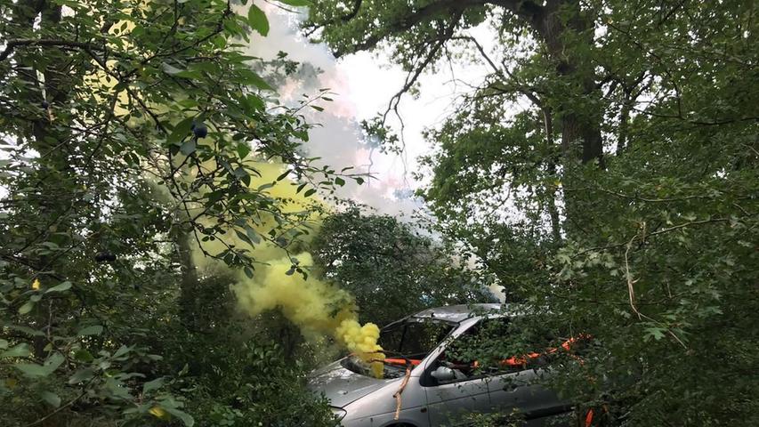 Ein altes Autowrack sollte ein abgestürztes Flugzeug darstellen, das mitten in unwegsamem Gebüsch gelandet war und aus dem Personen gerettet werden mussten.