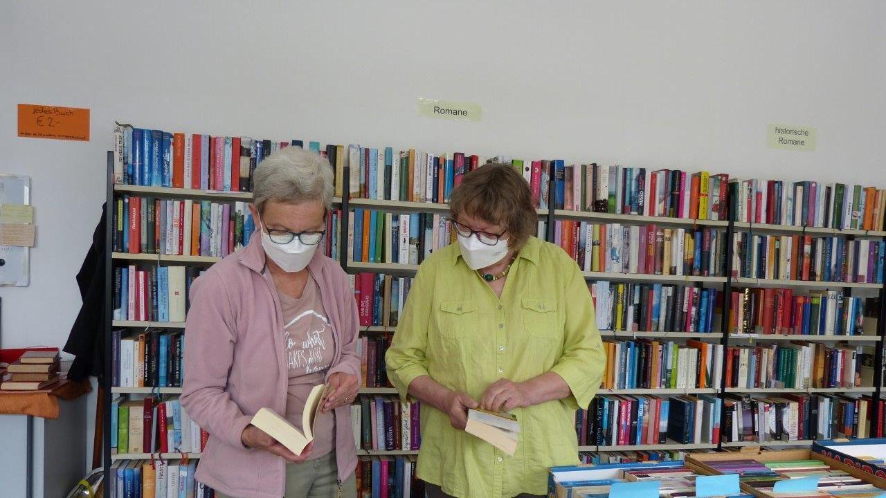 Inge Haller und Karola Weiß arbeiten ehrenamtlich im Bücher-Basar. 