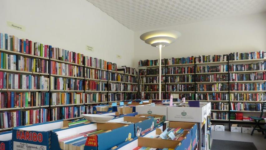 Der Laden wirkt von außen zwar klein, doch innen gibt es nicht nur im Erdgeschoss, sondern auch im ersten Stock und im Keller Platz für die vielen Bücher.