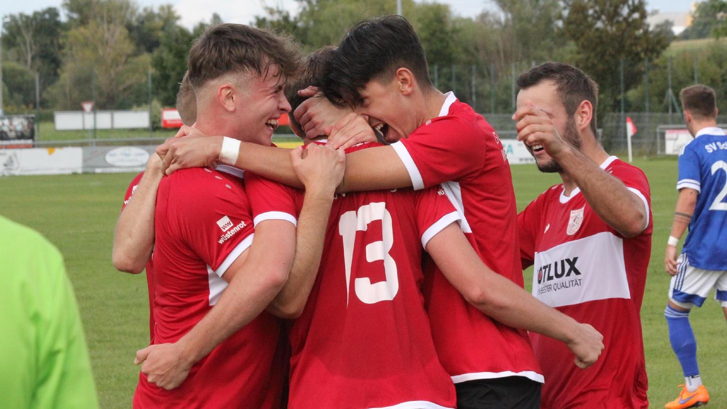 Großer Jubel, große Erleichterung: Der Aufsteiger TSV 1860 Weißenburg konnte den ersten Landesliga-Sieg feiern und zwar durch ein 2:0 im Heimspiel und Kellerduell gegen den SV Schwaig.